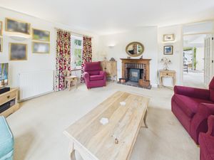LIVING ROOM- click for photo gallery